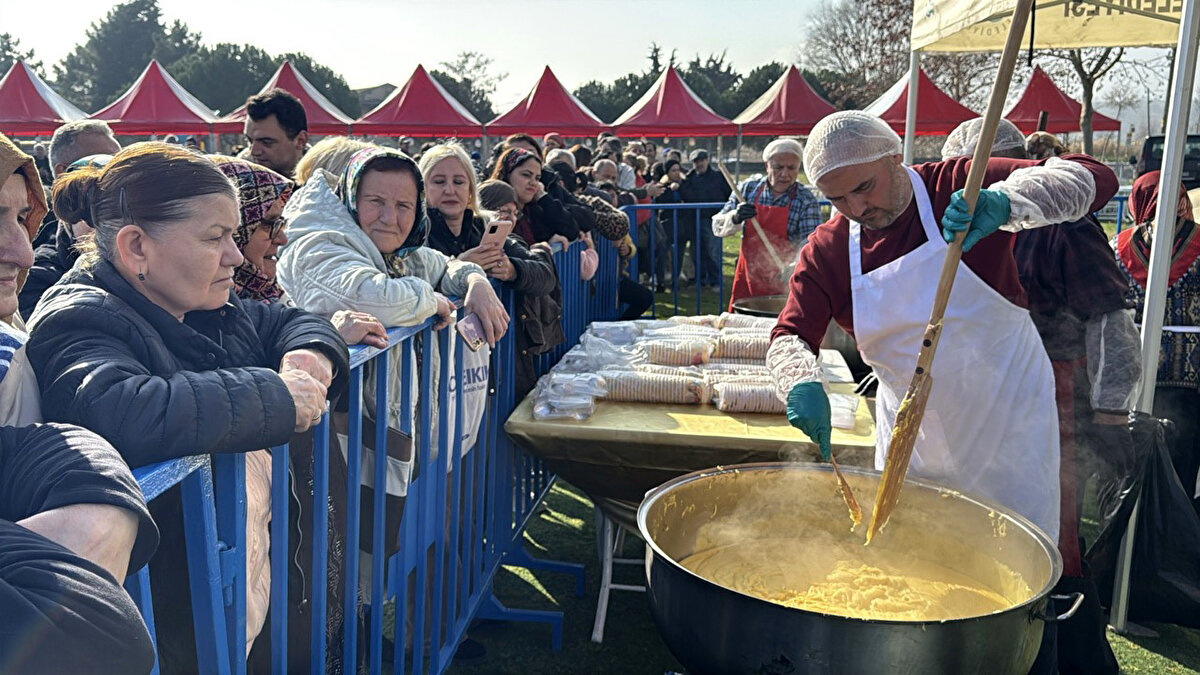 "Görünen o ki seneye 5 ton mıhlama yapacağız"<br><br>Karadenizliler Derneği Başkanı Muharrem Akyüz de ilk kez düzenlenen festivalin büyük ilgi gördüğünü ve gelecek yıllarda daha geniş çaplı bir etkinlik planladıklarını belirterek, "Hamsi tadında mıhlama kıvamında festivalimiz son sürat devam ediyor. Sağ olsun Süleymanpaşalılar her etkinliğimizde olduğu gibi bizi yine yalnız bırakmadılar. Hava da çok güzel Cenabıallah müsaade etti.<br>