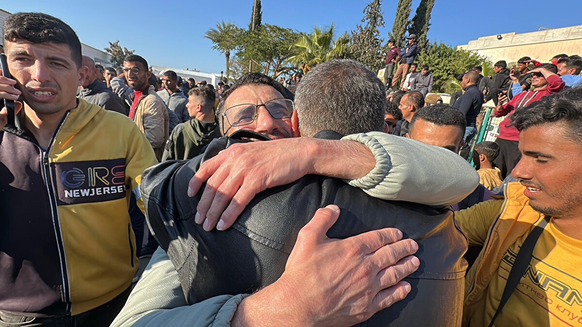 Yıllardır İsrail hapishanelerinde tutulan ve takas kapsamında serbest kalan Gazzeli esirler, Kerem Ebu Salim Sınır Kapısı'ndan geçerek Gazze Şeridi’nin güneyindeki Han Yunus kentine ulaştı.