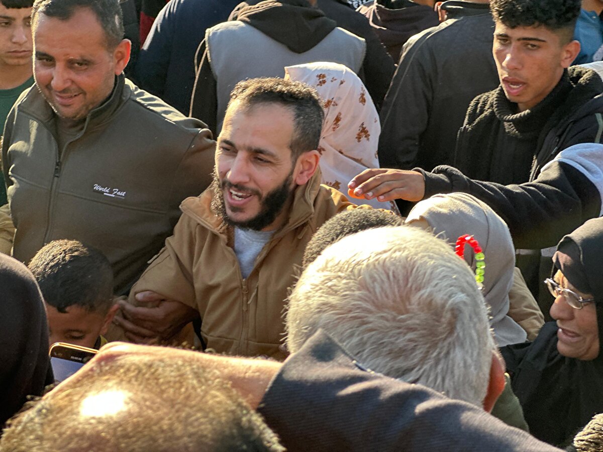 Alanda toplananlar, Filistinli esirleri coşkuyla karşıladı.