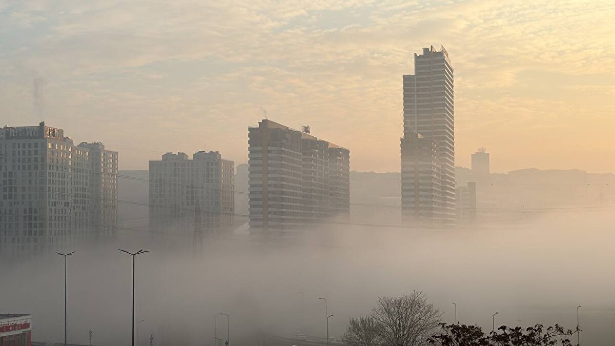 İstanbul Boğazı’nda sabah saatlerinde etkili olan sis, havadan görüntülendi. E5 karayolunda da etkisini sürdüren sis nedeniyle bazı sürücüler zor anlar yaşadı.