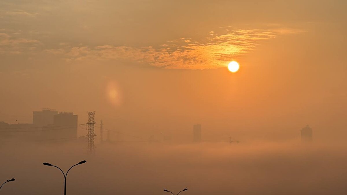 Avrupa yakasında birçok ilçede etkili olan sis nedeniyle trafikte sürücülerin görüş mesafesi düştü.