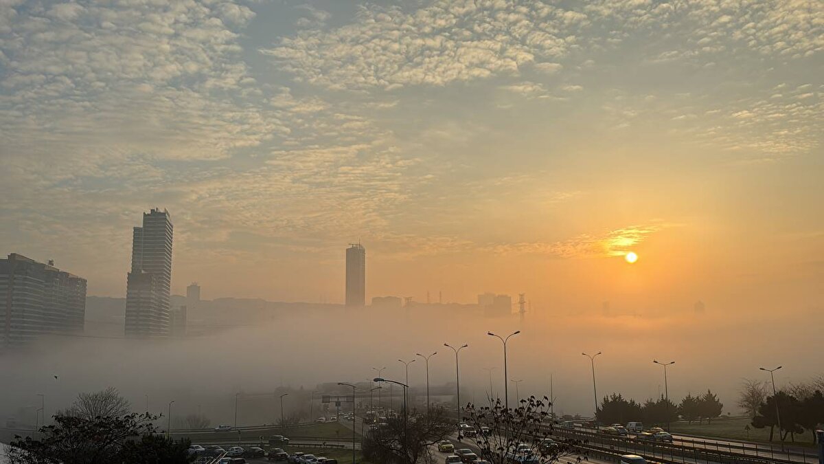 İstanbul’da sabah saatlerinde Boğaz ve çevresinde sis etkili oldu. Avrupa yakasından çekilen görüntülerde, Boğaz’ın diğer yakasına görüş mesafesi düştü.