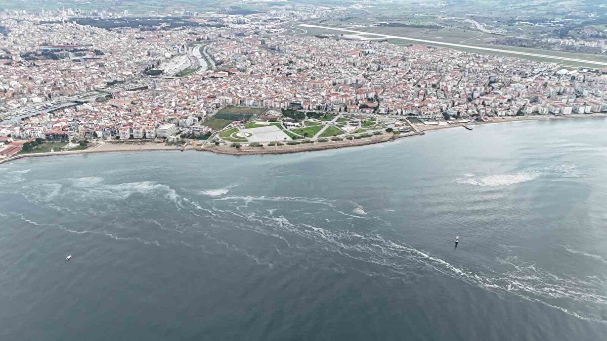 Dalgalarla kıyı şeridini kaplayan müsilaj, kordon boyu ile feribot iskelesinde yoğun miktarda gözleniyor.