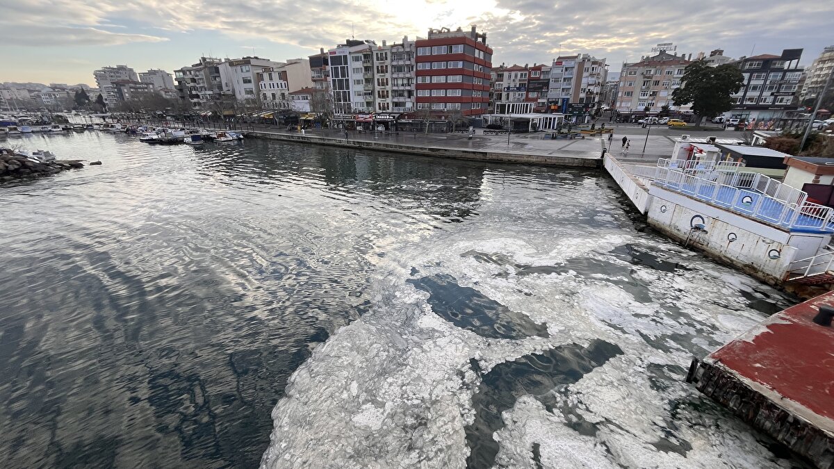 Kentte özellikle lodosun etkisiyle sahile yığılan müsilaj geniş alana yayıldı.