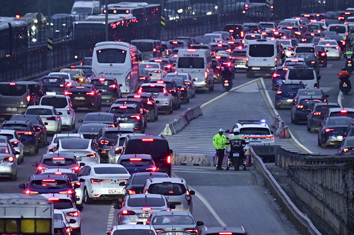 İlk ve orta öğretim kurumlarında okuyan yaklaşık 20 milyon öğrenci, 1 milyon 178 bin öğretmen, iki haftalık sömestir tatilinin ardından bugün ders başı yapacak.