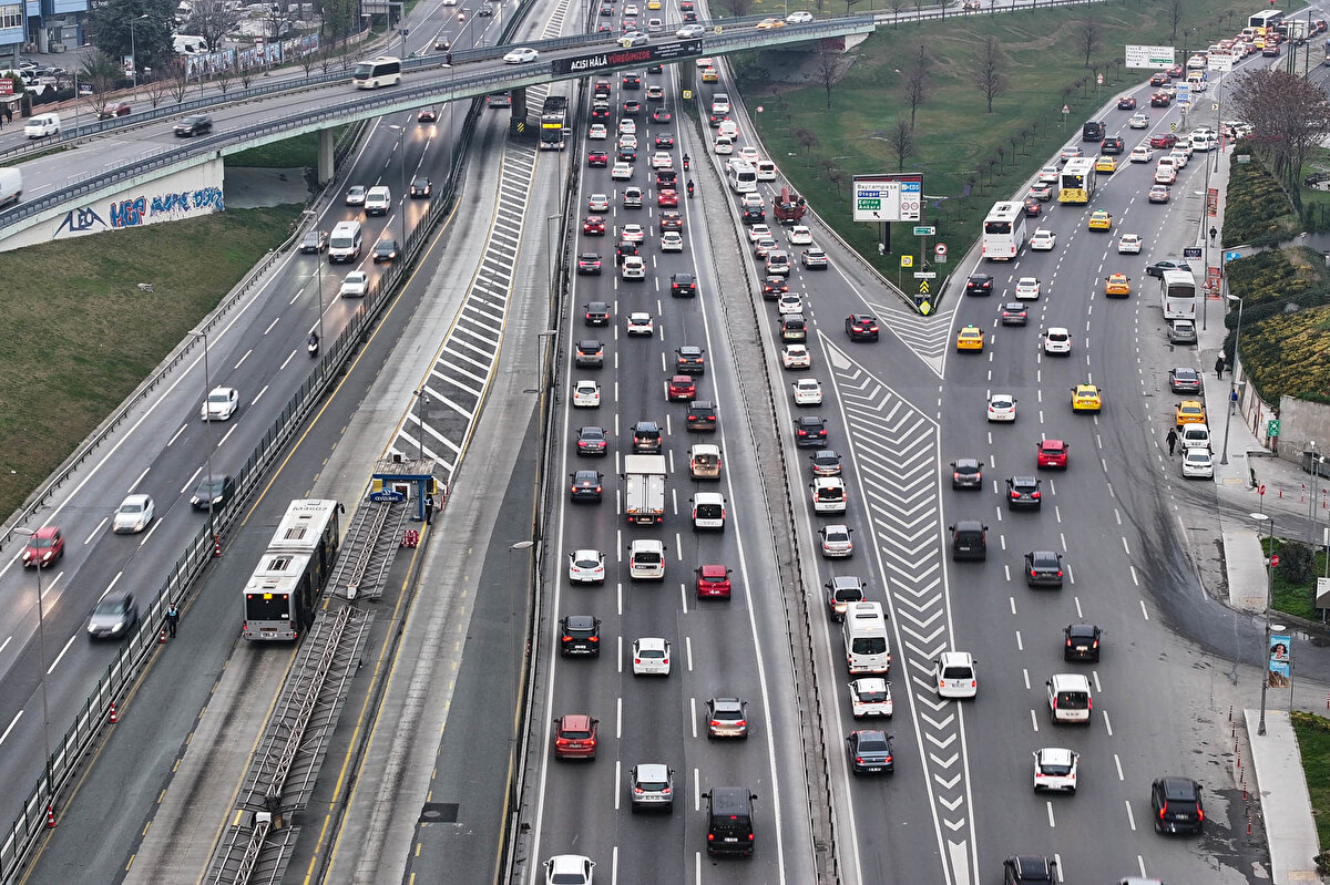 İBB verilerine göre İstanbul’da trafik yoğunluğu saat 07.30 sıralarında yüzde 55 olarak ölçüldü.