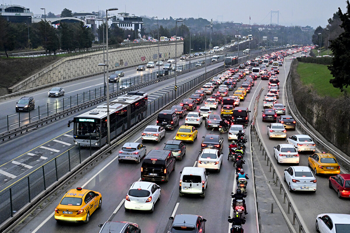 Türkiye’de ilk ve orta öğretim okullarında verilen iki haftalık ara tatilinin sona ermesiyle İstanbul’da sabahın erken saatlerinde trafik yoğunluğu yaşandı.
