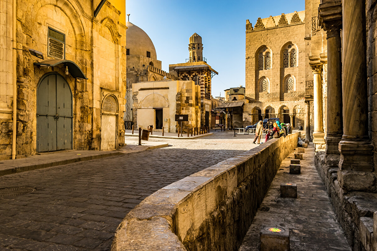 Başkent Kahire'nin El-Ezher Üniversitesi, Hüseyin Camii ve Han Halili gibi tarihî yapılarının yer aldığı Derrase bölgesinin hemen bitişiğinde yer alan El-Muiz Caddesi, kubbeli camileri, eski ticaret merkezleri, medreseleri ve sebilleri ile bir Türk kültür hazinesi durumunda.