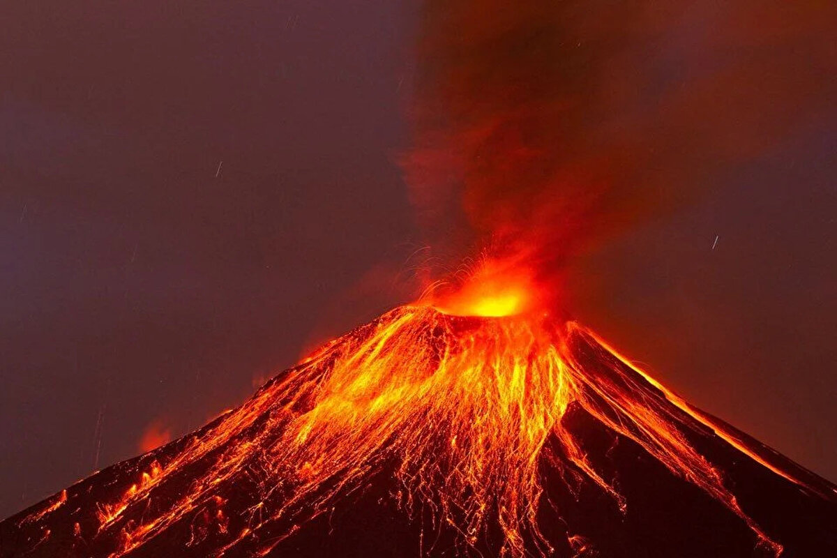 Türkiye'deki 14 "aktif volkan" şu an suskun durumda<br><br>Prof. Dr. Orhan Tatar, Santorini Adası'nın bulunduğu bölgede 2011-2012'de de benzer bir sismik aktivitenin yaşandığını hatırlatarak, "Yaklaşık 14 ay boyunca çok sayıda deprem kaydı oluştu. O dönemde çok ciddi şekilde bir 'acil durum' ilan edilmişti. Sismik aktivite 14 ay sonra sonlandı, orada bir volkanik aktivite meydana gelmemişti. Bu tabii bir jeolojik ve volkanik tehlike. Bunlar dünyanın bazı yerlerinde önem arz ediyor. Bizim için uzak bir tehlike gibi gözükse de aslında ülkemizde 14 aktif diyebileceğimiz volkan var. Bunlar şu anda suskun durumdalar." ifadelerini kullandı.