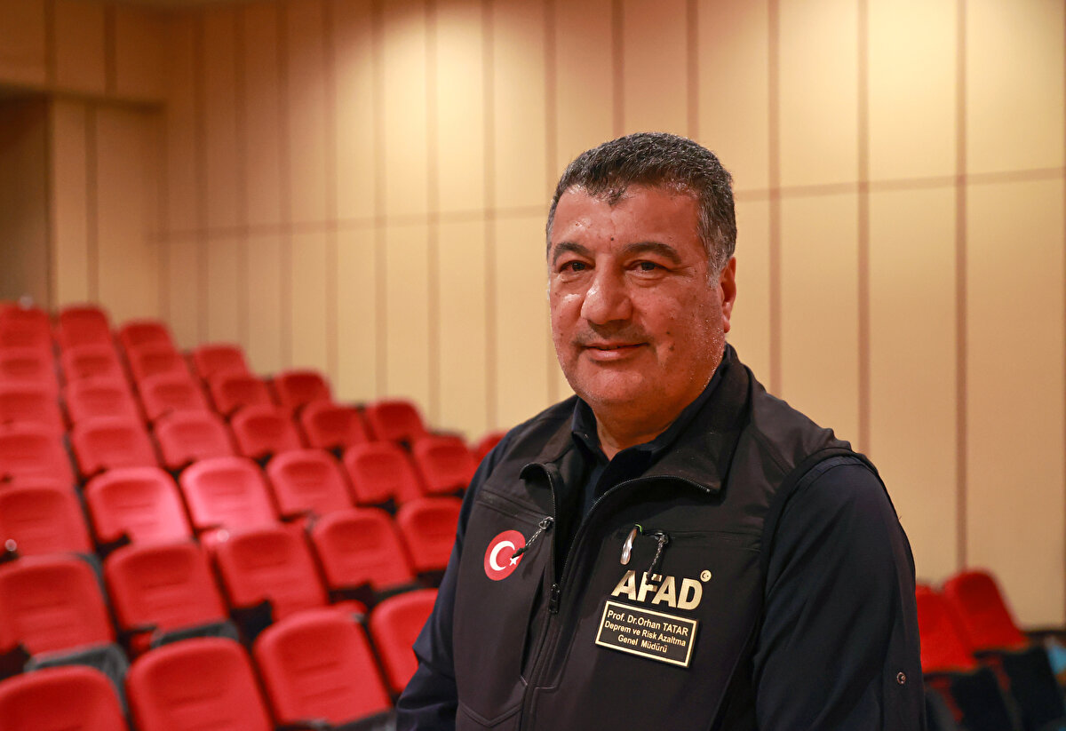 "Santorini Adası civarındaki fayların Türkiye kıyılarıyla doğrudan bağlantısı yok"<br><br>Tatar, Santorini Adası çevresindeki depremlerin ardından Ege Bölgesi hakkında bazı görüşlerin ortaya atıldığına işaret ederek, şunları kaydetti:<br><br>"Ege Bölgesi'ndeki bazı illerimizde fayların harekete geçebileceği, bunları tetikleyip tetiklemeyeceği konusunda da birtakım spekülatif haberlerin olduğunu görüyoruz. Bunlar tamamen birbirinden bağımsız olaylar. İzmir'de, Muğla'da, Aydın'da olsun birtakım aktif, diri faylar var. Bunların hepsi kendi özelinde ayrı karakterde faylar. Her birinin farklı farklı deprem üretme potansiyelleri var ama bunların Ege Denizi'nde özellikle de şu anda ciddi şekilde deprem fırtınasının yaşandığı Santorini Adası civarındaki faylarla doğrudan bir bağlantısı yok. Birbirini tetiklemesi mümkün değil. Vatandaşlarımızın bunu bilmesinde fayda var.