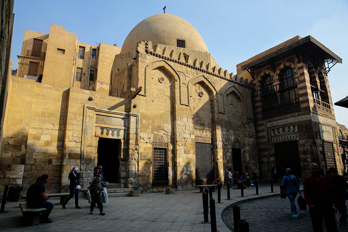 Necmeddin Eyyûb Kubbesi<br><br>Necmeddin Eyyûb Kubbesi, Eyyûbî Devleti'nin son sultanlarından Sâlih Necmeddin Eyyûb tarafından medrese olarak yaptırılmış.