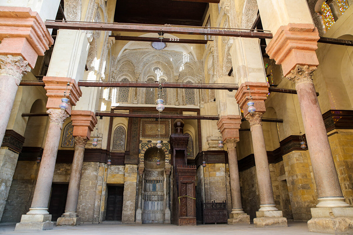 Memlûklü sultanlarından Mansûr Seyfiddin Kalavun tarafından 1284 yılında yaptırılan külliyede cami, medrese, kubbe ve şifahane gibi tarihî yapılar hâlâ bütün ihtişamıyla ayakta duruyor.
