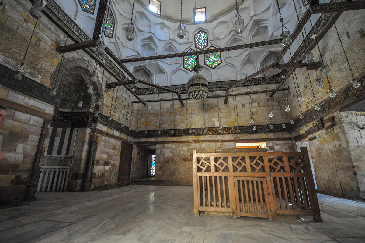 Tarihî yapıdan sadece minaresinin yer aldığı ön cephe günümüzde varlığını koruyor.