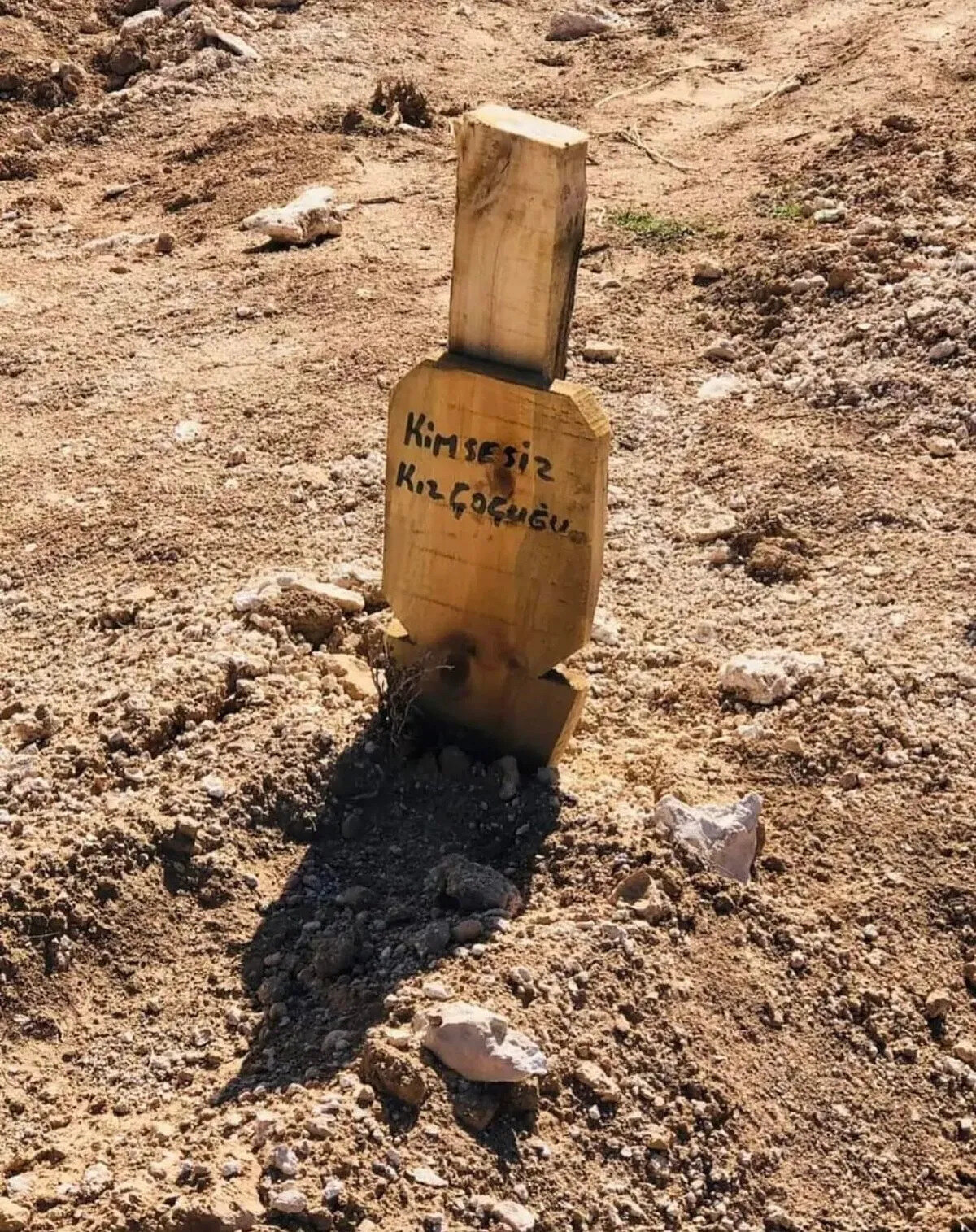 Kimliği tespit edilemeyen ve "Kimsesiz Kız Çocuğu" olarak defnedilen bir çocuk