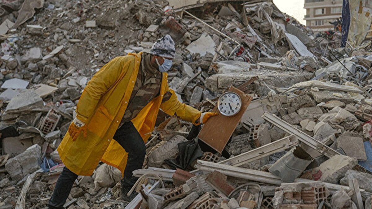 Deprem saatinde durmuş saat