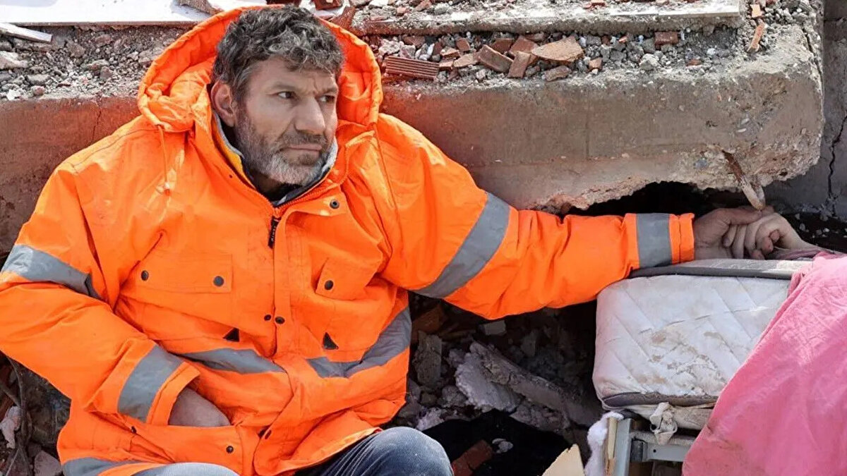 Enkaz altındaki kızının elini bırakmayan bir baba