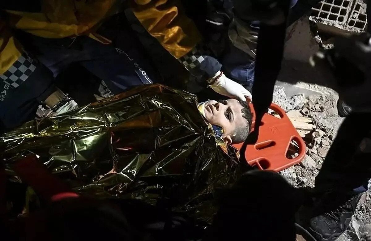 Enkazdan çıkarılan bir başka çocuk