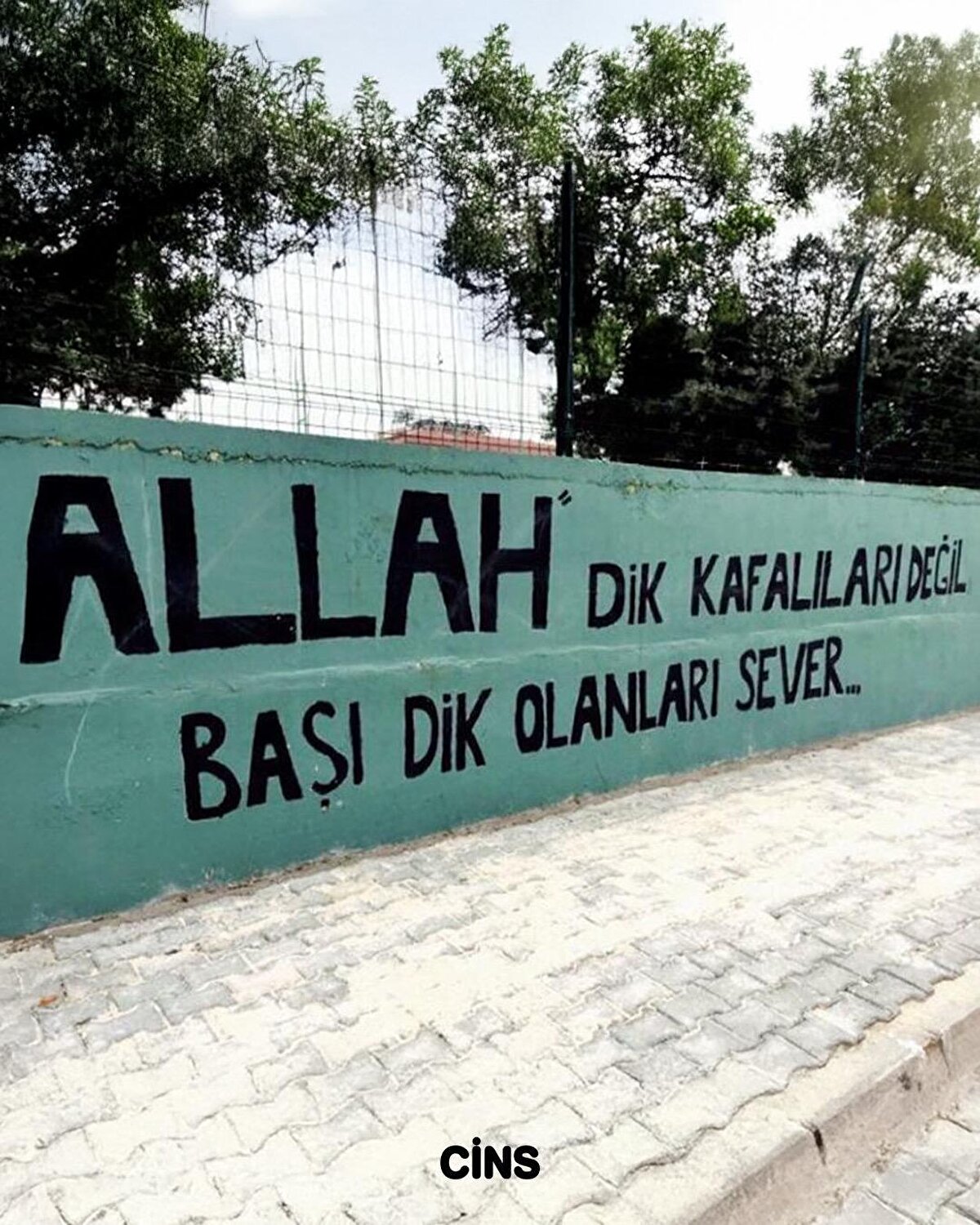 Allah Dik Kafaları Değil Başı Dik Olanları Sever.