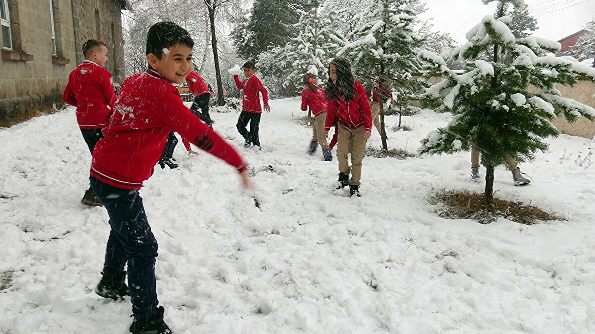Sivas<br><br>Sivas'ta etkili olan olumsuz hava koşulları nedeniyle il genelinde taşımalı eğitime ara verildi. Şarkışla, Koyulhisar, Altınyayla, Kangal, Gemerek, Divriği ve Gürün ilçelerinde eğitime 1 gün ara verildi. Yıldızeli ilçesinde köy okulları ve taşımalı eğitime, Akıncılar ilçesinde taşımalı eğitime ara verildi.