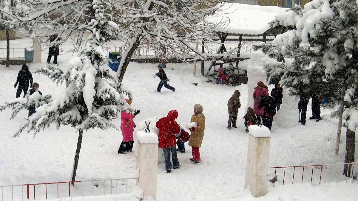 Kütahya<br><br>Kütahya'nın Domaniç ilçesinde resmi ve özel tüm eğitim kurumlarında, Kur’an kursları da dahil olmak üzere eğitime ara verildi.