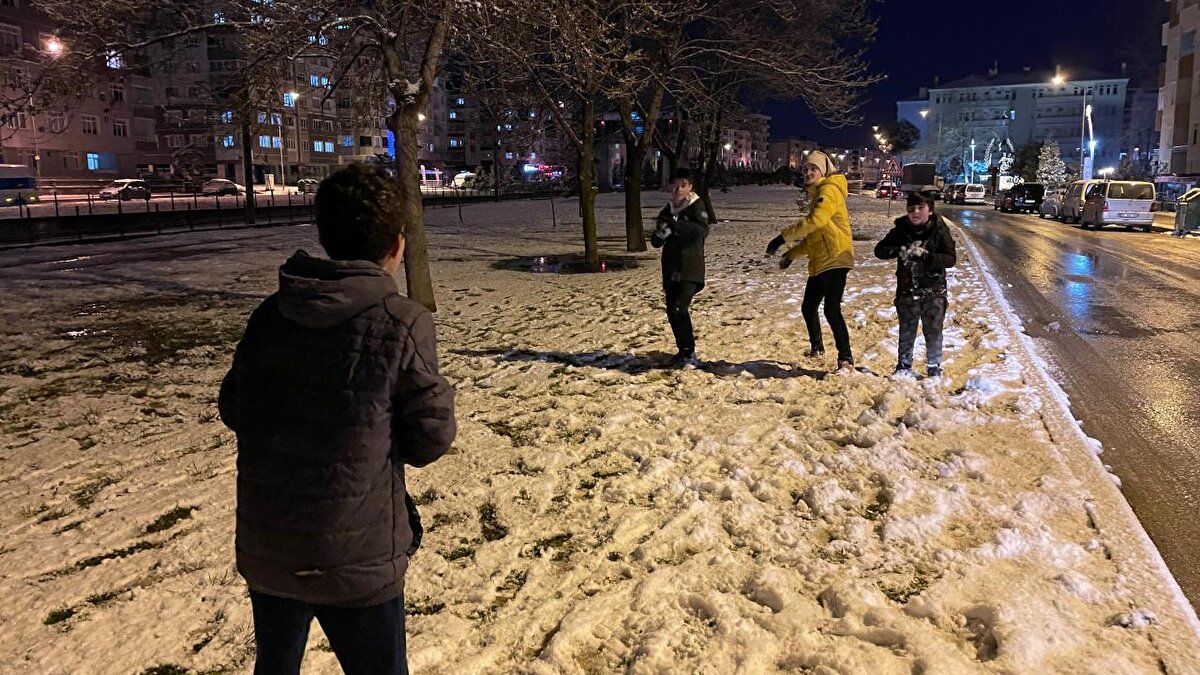 Samsun<br><br>Samsun'da il genelindeki resmi, özel tüm örgün ve yaygın eğitim kurumlarında (rehabilitasyon merkezleri ve Kur`an kursları dahil) eğitim yapılamayacak.