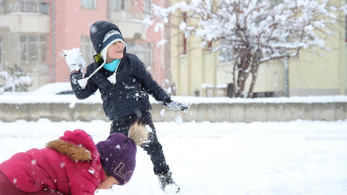 Kastamonu<br><br>Kastamonu'nun Küre, Azdavay ve Devrekani ilçelerinde tüm okullarda, Şenpazar ilçesinde de taşımalı eğitime bir gün süreyle ara verildi. Kar yağışı nedeniyle İnebolu ilçesinin tamamında, Cide ve Çatalzeytin ilçelerinde de taşımalı eğitime ara verildi.