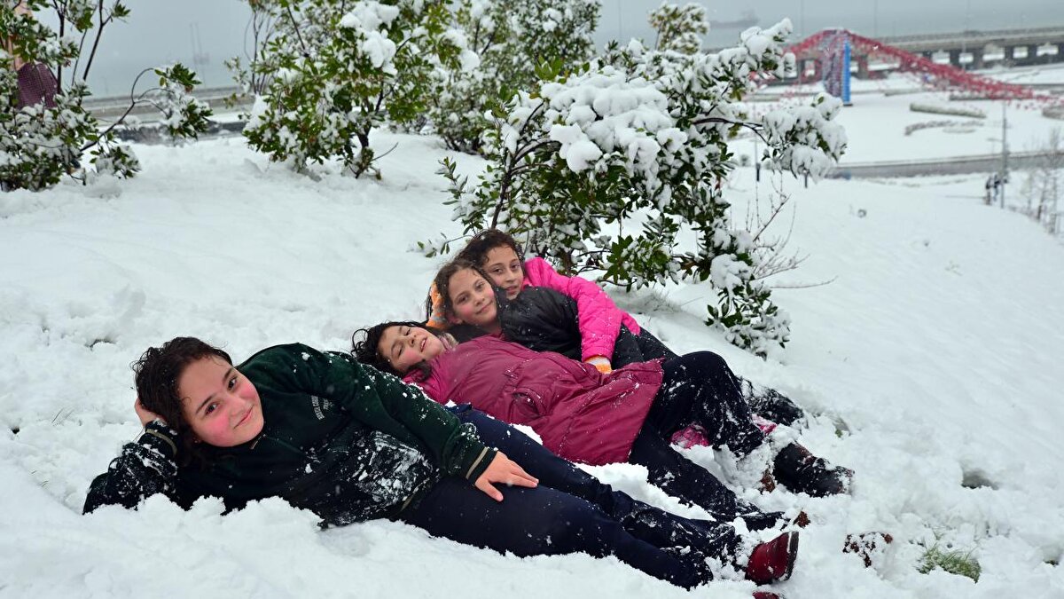 Trabzon<br><br>Trabzon'un Maçka, Şalpazarı ve Hayrat ilçelerinde taşımalı eğitime 1 gün süreyle ara verildi. Araklı ilçesindeki Yeşilyurt, Çankaya, Erenler, Değirmencik ve Taştepe ilk ve ortaokullarında, Çaykara ilçesinde Taşkıran, Uzungöl ve Karaçam mahallelerindeki ilk ve ortaokullarda, Sürmene ilçesinde Oylum İlkokulu, Küçükdere Enver-Dursun Yılmaz, Ormanseven ve Aşağı Aksu ilk ve ortaokullarında, Yomra ilçesinde Çamlıyurt ilkokulu, Özdil ilkokulu, Maden Ortaokulu, Oymalıtepe ilkokulu, Oymalı Şehit Sedat Kaptan Ortaokulu, Özdil İmam Hatip Ortaokulu ile Özdil Çok Programlı Lisesi`nde eğitime ara verildi.