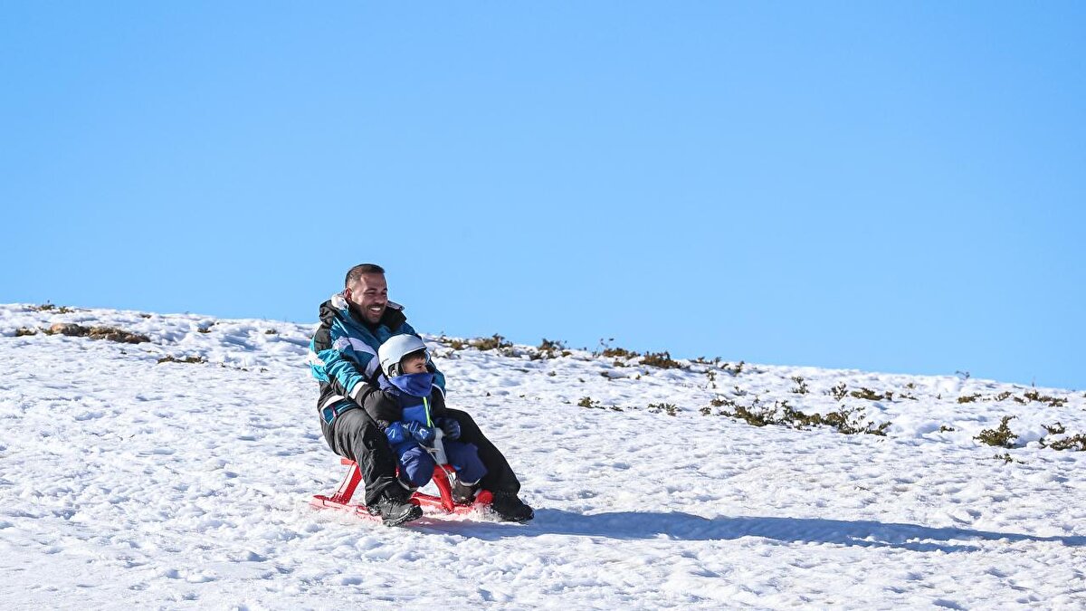 Konya<br><br>Konya'nın Selçuklu ilçesinde Tepekent ve Başarakavak mahallelerinde, Seydişehir ilçesinde Mesudiye, Yaylacık, Ketenli, Dikilitaş, Çatmakaya, Susuz ve Gölyüzü mahallelerinde, Ereğli ve Emirgazi ilçelerinde taşımalı eğitime 7 Şubat 2025 Cuma günü ara verildi.