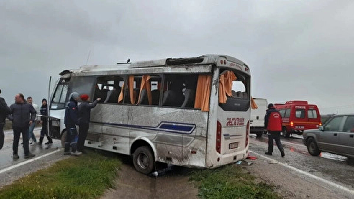 İşçi servisinin, çalışanları sabah vardiyasına getirmek için Bandırma'dan yola çıktığı öğrenildi.