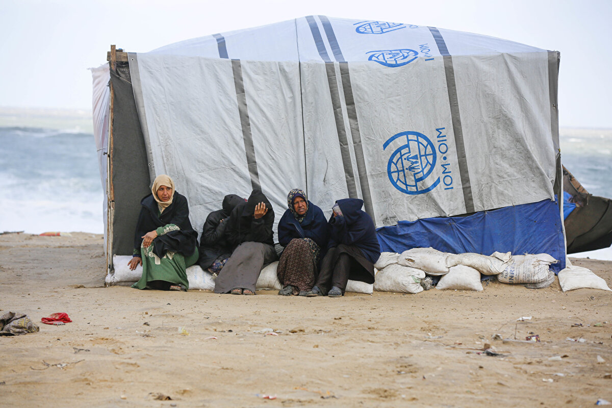 İsrail'in 15 aydan fazla süren saldırıları sonucu evleri yıkılan ve alternatif barınak bulamayan binlerce Filistinli, geriye kalan tek sığınakları olan bu çadırlarda hayatta kalmaya çalışıyor.