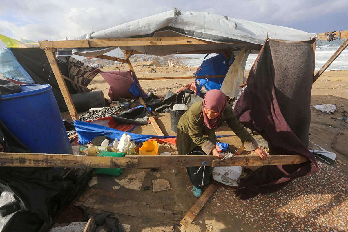 Fırtına, şiddetli soğuk ve sular içinde çok zor yaşam mücadelesi verdiklerini ifade eden yaşlı kadın, Gazze Şeridi dışına zorla gönderilmeyi reddettiğini ifade ederek, gitmek yerine derme-çatma çadırlarda kalmayı tercih ettiğini belirtti.