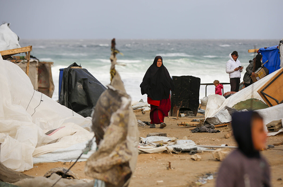 Halife, "Evler yıkılsa da çadır kurup orada yaşayacağız. Gazze'den gönüllü olarak göç etmeyeceğiz. Balıklar suda ne kadar yaşarsa yaşasın, dışarı çıktıklarında ölürler. Biz de Gazze halkıyız ve onun dışında bir yerde yaşayamayız." sözlerine yer verdi.