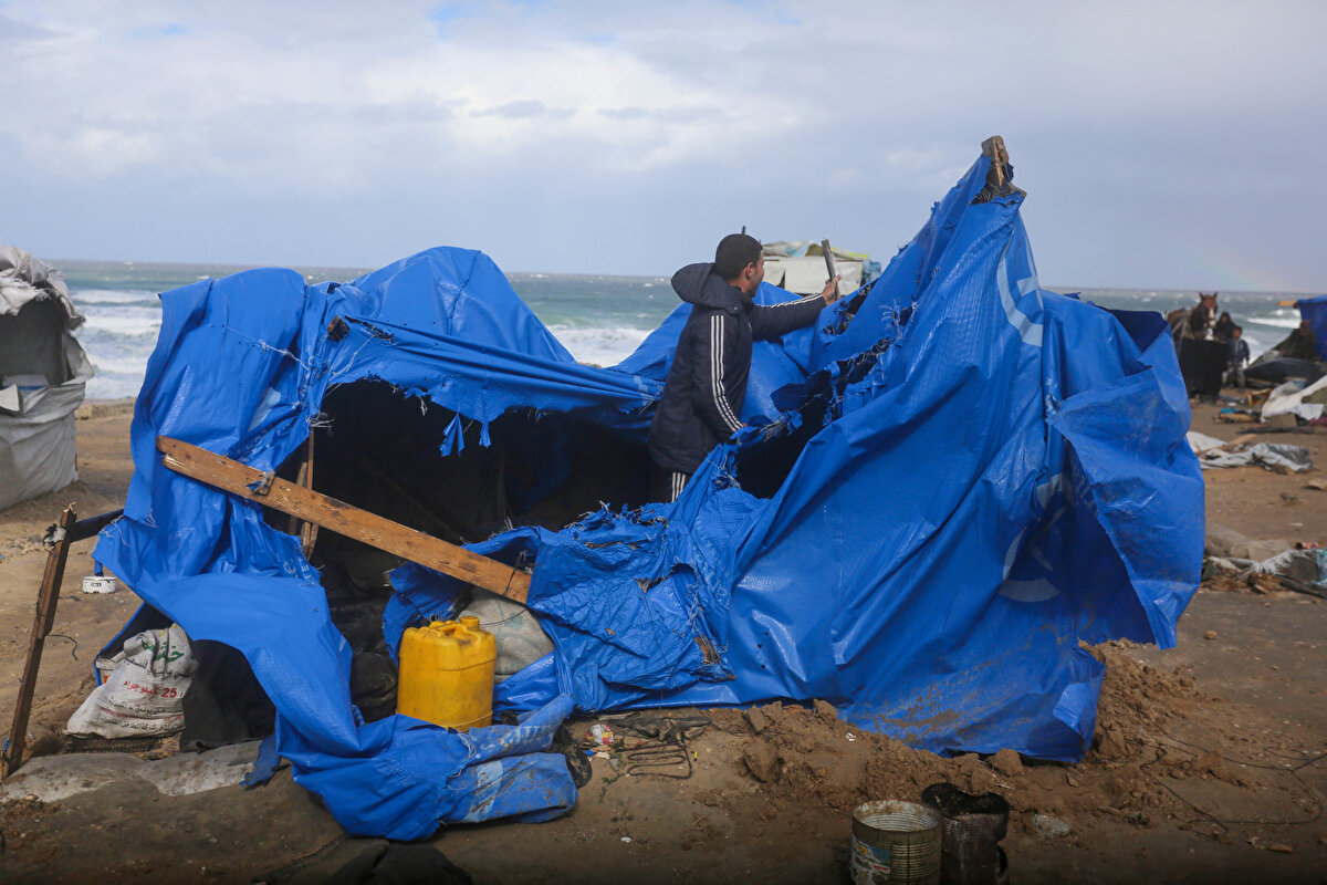 Bölgedeki yerinden edilmiş Filistinliler, şartlar ne derece zorlu olursa olsun Gazze'den göç etmeyeceklerini, Gazze'den göç etmektense topraklarında ölmeyi tercih edeceklerinin altını çizdi.