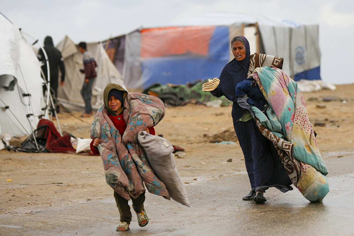 "Gece saatlerinde çadır hava basıncına dayanamadığı için yırtılıp uçtu. Bu çadırda barınan üç aile şiddetli soğuk ve yağmur altında açıkta kaldı." diyen Halife, şiddetli rüzgârın çadırın içindeki malzemelerin yarısının uçmasına neden olduğunu dile getirdi.