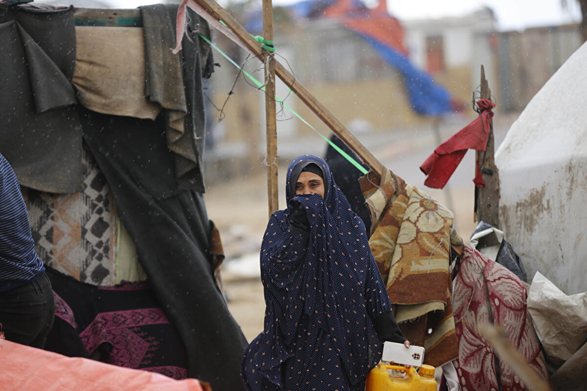Yaşlı kadın, "Gazze'yi terk etmeyeceğiz. Burası bizim vatanımız. Bunda kararlıyız. Mısır veya Ürdün'e göçü kabul etmiyoruz." diyerek topraklarına olan bağlılıklarını vurguladı. Gazzeli kadın, Filistinliler, her ne kadar yavaş olsa da Gazze'yi taş üstüne taş koyarak yeniden inşa edeceklerine olan inançlarını dile getirdi.