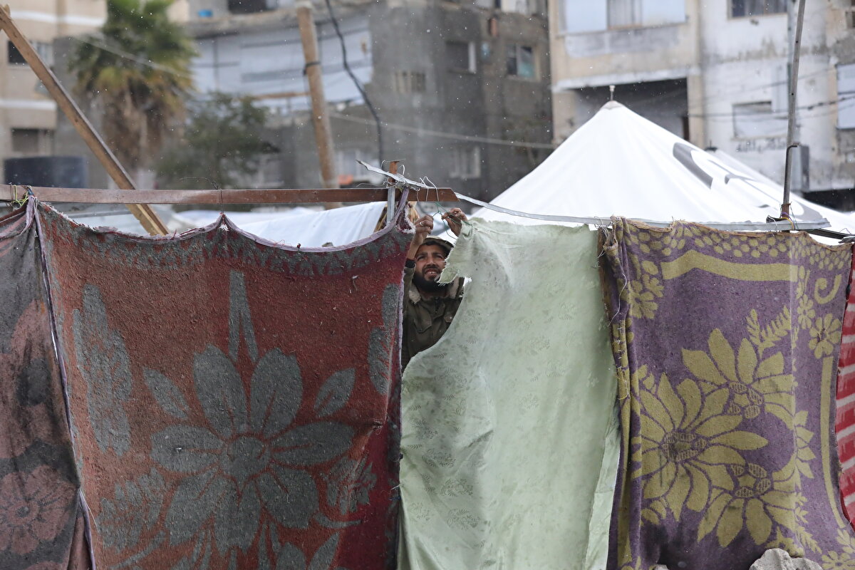 Ayrıca evleri yıkılan Filistinliler yollarda, oyun alanlarında, meydanlarda ve okullarda kendilerini soğuktan ve fırtınadan koruyacak hiçbir imkân olmadan yaşamını sürdürüyor.