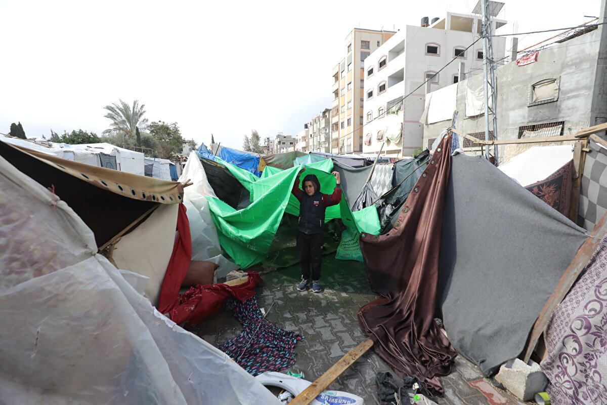 Yaşadıkları ağır acılara rağmen ve henüz geri dönmelerine izin verilmeyen topraklarına bağlı olduklarını ifade eden Halife, zorla yerinden edilme planlarını da reddettiklerini vurguladı.