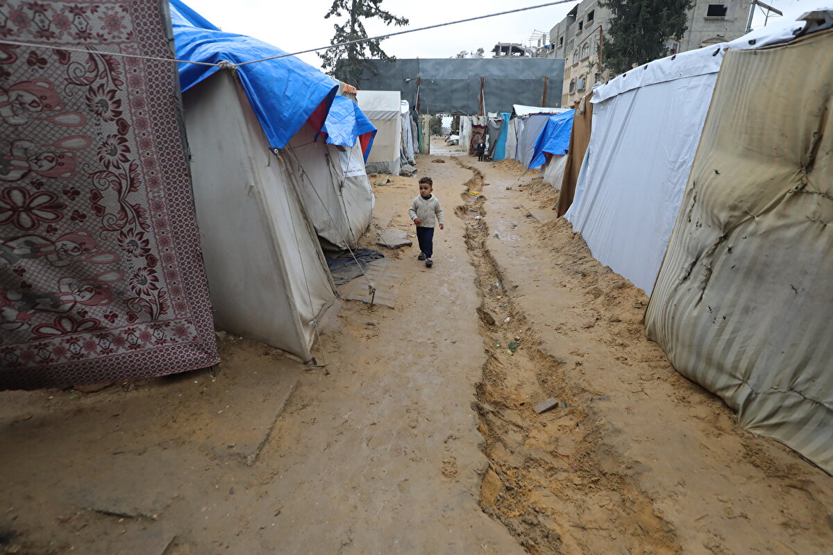 İsrail'in 15 aydan uzun süre devam ettirdiği saldırıları sebebiyle yerinden edilen Filistinlilerin çadır ve barınma merkezleri yağmur ve kanalizasyon suları altında kaldı. Yetkililer, kentin insani bir felaketle karşı karşıya olduğu uyarısında bulundu.