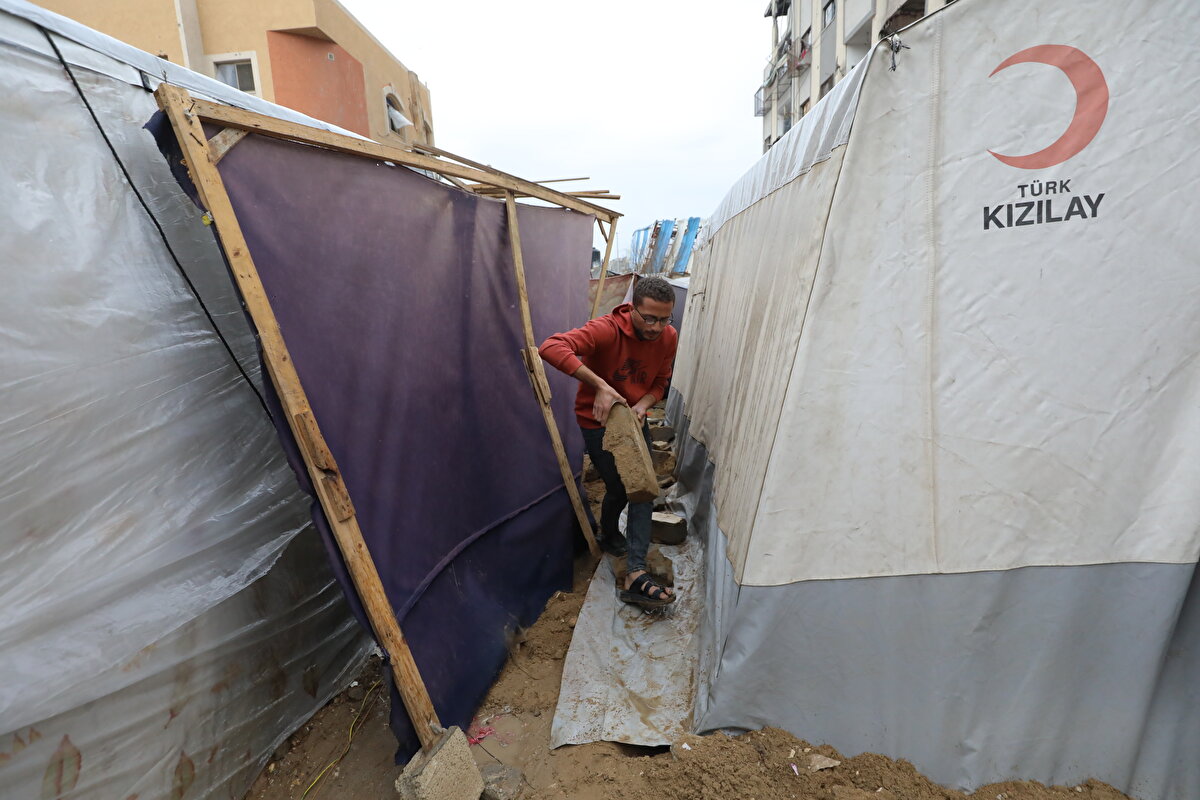 Gazze'deki hükümetin Medya Ofisi'nin verilerine göre, İsrail'in 15 ayı aşkın sürdüğü saldırılarda hastane, ev ve yerinden edilen Filistinlilerin sığındığı okullar da dahil olmak üzere Gazze Şeridi'nin altyapısının yüzde 88'i yok edildi.