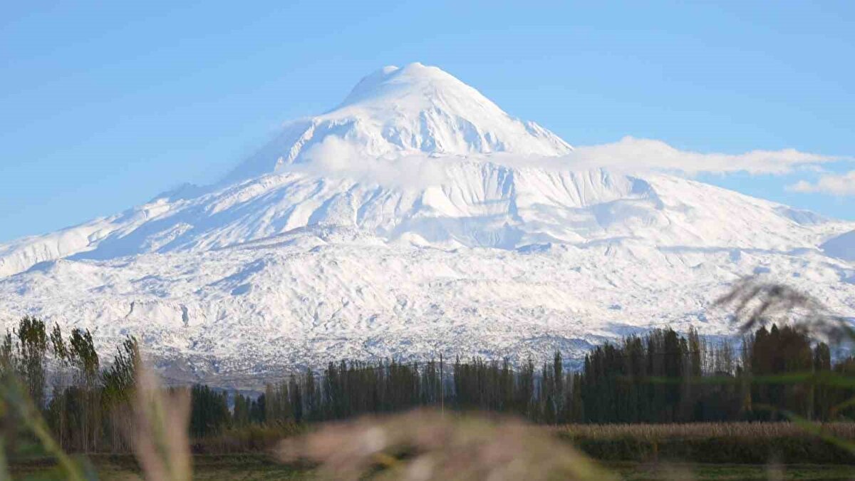 Dört mevsim muhteşem görüntüsü ile dikkat çeken Ağrı Dağı, yağan kar yağışı ve akşam güneşinin dağa vurması ile birlikte adeta kartpostallık görüntüler oluşturdu.
