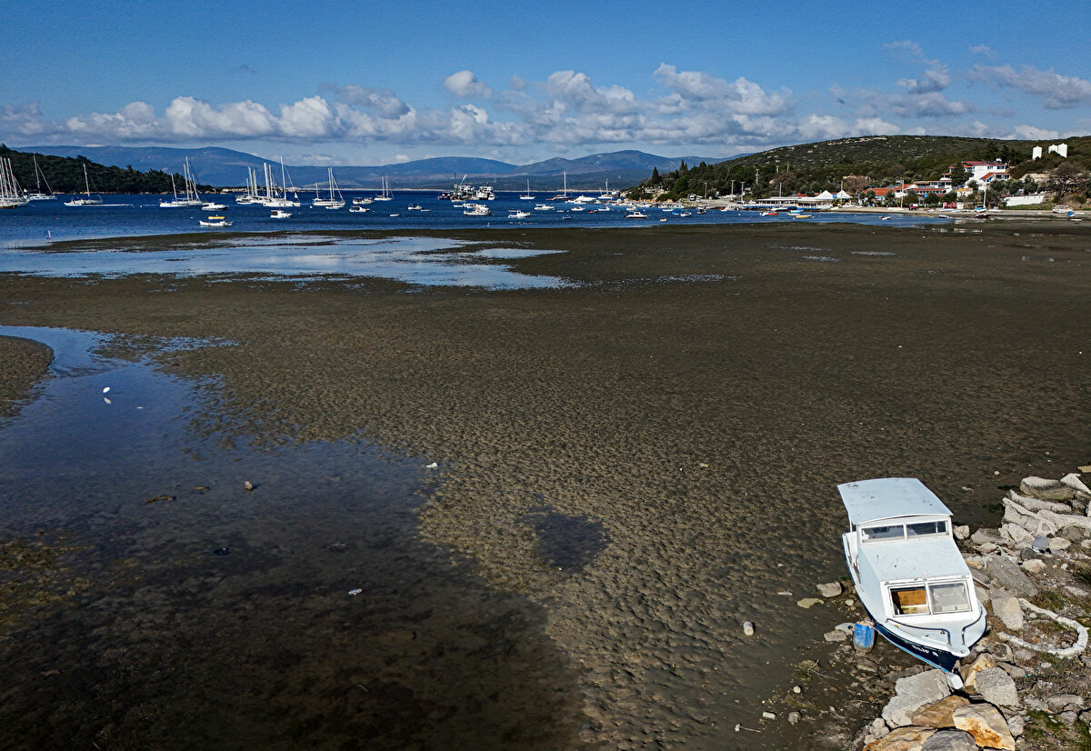 Suyun çekildiği yerlerde adacıklar oluştu.
