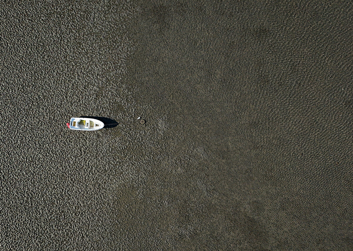 Kuvvetli poyrazın etkili olduğu ilçede deniz suyunun çekilmesi nedeniyle çok sayıda balıkçı teknesi karaya oturdu.