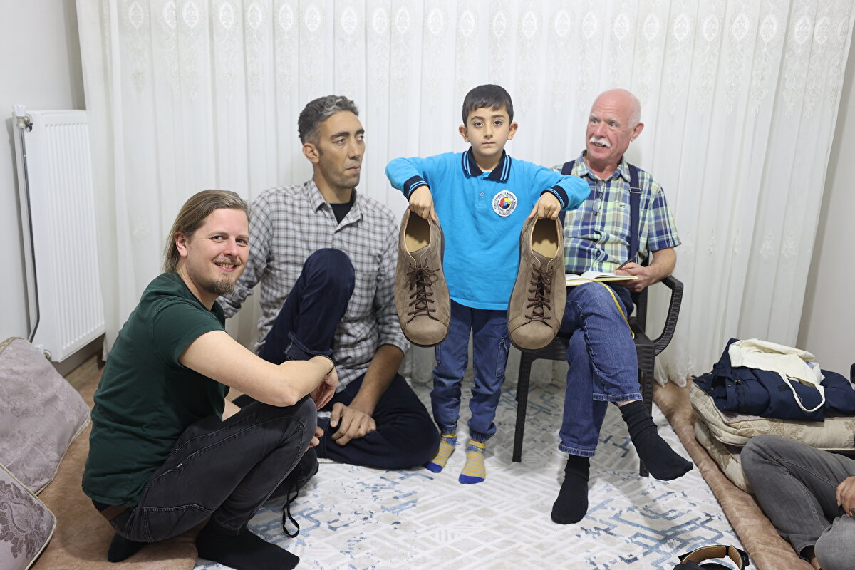 "Sultan'ın ayakkabısından 2 veya 3 ayakkabı çıkar"<br><br>Firma sahibi Georg Wessels de Almanya'da 280 yıldır ayakkabı ürettiklerini, 50 yıldır da dünyada en büyük ayaklara sahip insanlarına ücretsiz ayakkabı desteğinde bulunduklarını söyledi.