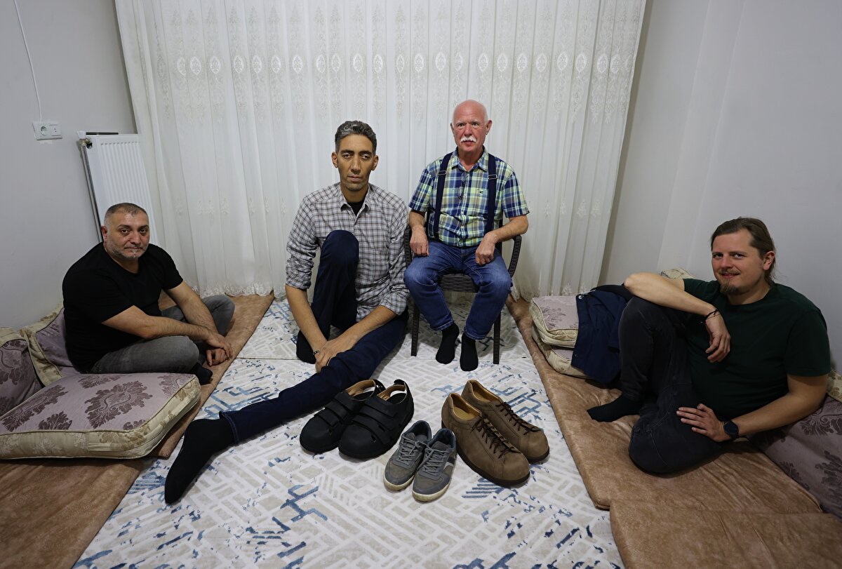 Kösen ile 2009'da Guinness Rekorlar Kitabı'na girdikten sonra tanıştığını belirten Wessels, şöyle konuştu:<br><br>"Sultan bir turneye çıkacaktı ama ayakkabıları yoktu. Birkaç kişiye ayakkabı yaptırmak istemiş ama olmamış. Benimle iletişime geçtiler. O günden beridir Sultan'ın ayakkabılarını yapıyoruz. İlk defa Viyana'da buluştuk. Ayakkabıları orada teslim ettim. Sultan'a şu ana kadar 20 çiftten fazla ayakkabı yaptık. Sultan'ın ayakkabıları ortopedik ve özel yapılıyor. Ayakkabıları 37,5 santim, 60 numara. Sultan'ın ayakkabısından 2 veya 3 ayakkabı çıkar."