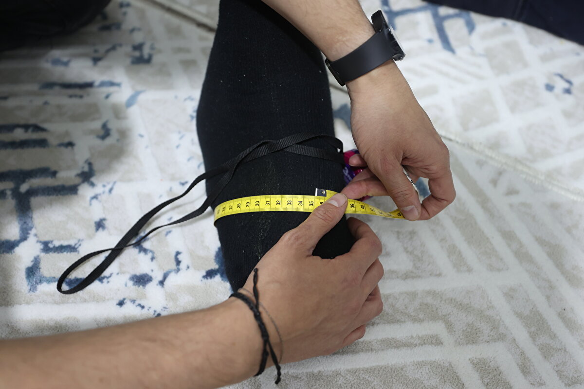 Viyana'da 2009 yılında tanıştığı firma sahibinin daha sonra kendisine ayakkabı yaptığını duyunca çok sevindiğini anlatan Kösen, şöyle konuştu:<br><br>"Yaklaşık 60-61 numara ayakkabı giyiyorum. Ayakkabılarım Almanya'da özel bir şekilde yapılarak her sene bana getiriliyor. Bazen ben Almanya'ya gidiyorum. Bu sene de arkadaşlarımız bana 2 çift ayakkabı getirdi. Daha önce ayakkabı bulmakta zorlanıyordum. Ayaklarım büyük olduğu için ayakkabılar dayanmıyordu. Yaklaşık 16 yıl önce Almanya'daki firmanın temsilcisi ile tanıştık. Bana 20 çiftten fazla ayakkabı yaptılar. Bir sürü ayakkabım var. Çok mutluyum. Artık ayakkabılara ihtiyacım yok."