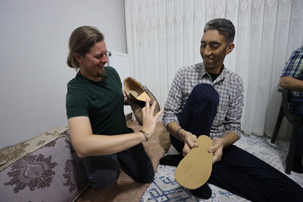 Bir çift ayakkabıyı yapmanın 3-4 gün sürdüğünü kaydeden Wessels, "Bundan sonra Sultan'ın ayakkabılarını ben yapıp getireceğim." diye konuştu.