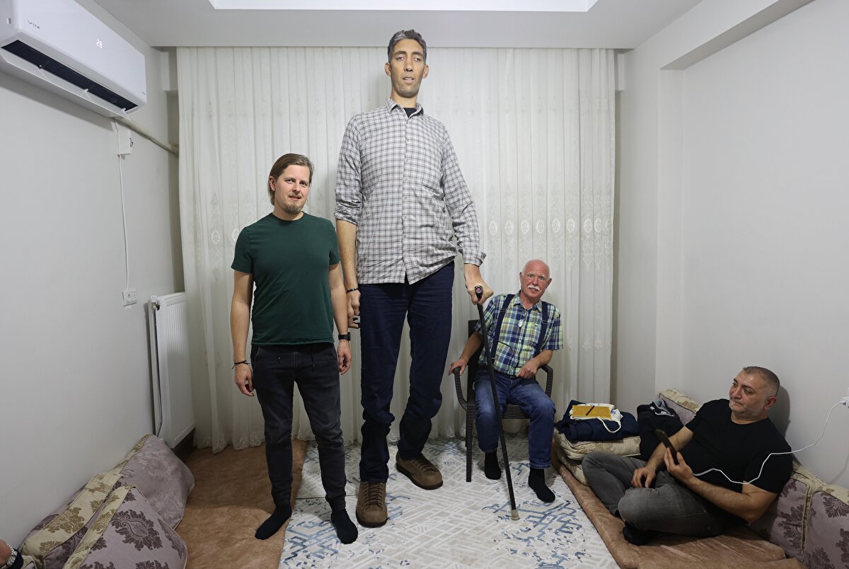 Kösen'e Almanya'da bulunan bir firma tarafından her yıl ayakkabı getiriliyor. Bu yıl da bir çifti yazlık, diğeri kışlık 37,5 santimetrelik 60 numara ayakkabılarını teslim alan Kösen, dünyayı adım adım gezmeye devam etmek istiyor.<br><br>Sultan Kösen, AA muhabirine, dünyanın en uzun insanı ve dünyanın en büyük el ve ayaklarına sahip olduğu için mutlu olduğunu söyledi.