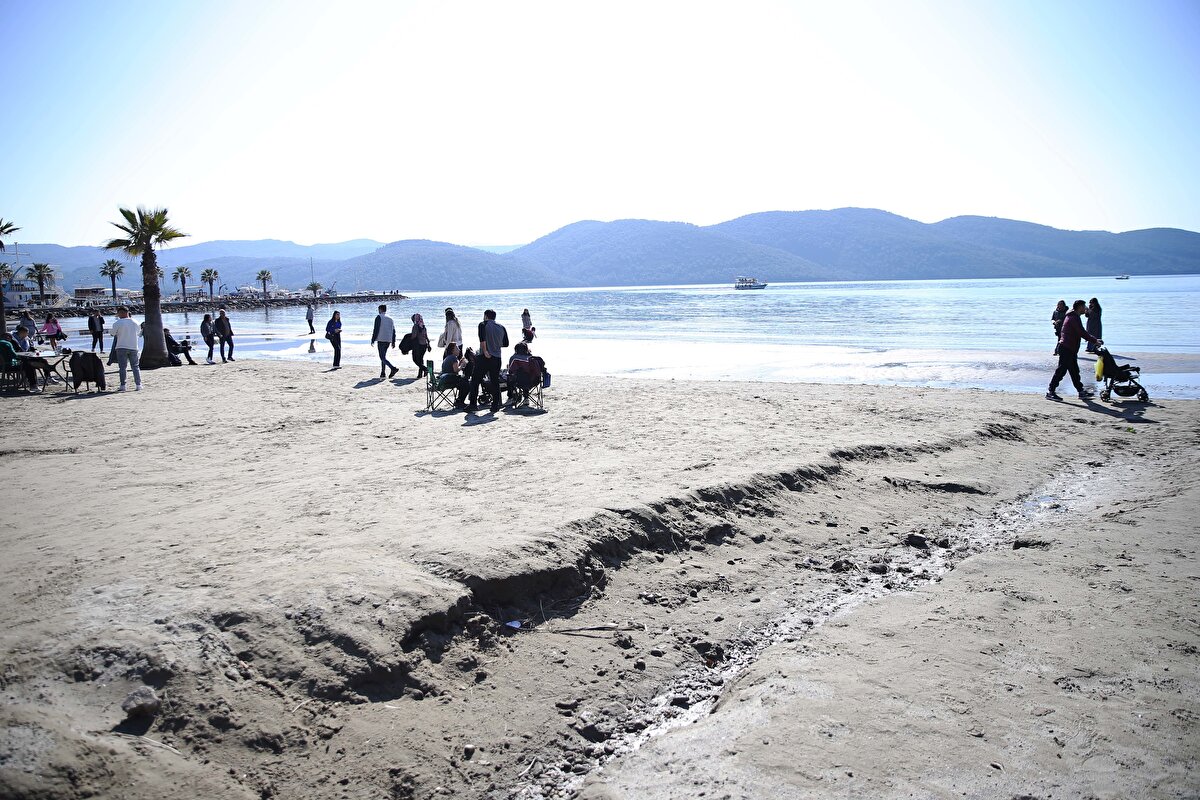 Muğla'nın Ula ilçesindeki Akyaka sahilinde deniz suyu kıyıdan yaklaşık 30 metre çekildi.<br><br>"Sakin Kent" unvanına sahip Akyaka Mahallesi'nde sabah saatlerinde sahile gidenler, suyun çekildiği kumsalda yürüyüş yaptı, fotoğraf çektirdi.<br><br>Muğla Sıtkı Koçman Üniversitesi İnşaat Mühendisliği Bölümü Su Kaynakları Ana Bilim Dalı Başkanı Doç. Dr. Ceyhun Özçelik, AA muhabirine, sahildeki deniz suyu çekilmesinin gel-git olayından kaynaklandığını düşündüklerini belirtti.