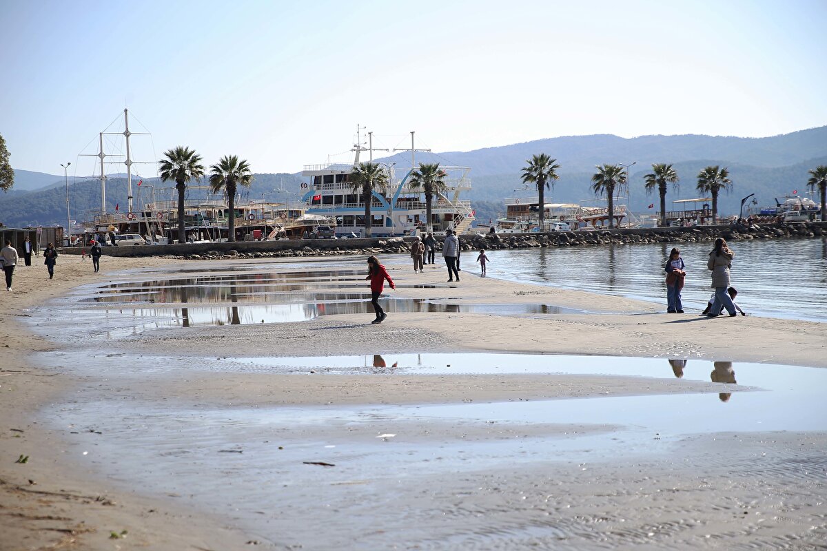Muğla'nın Akyaka sahilinde deniz suyu yaklaşık 30 metre çekildi