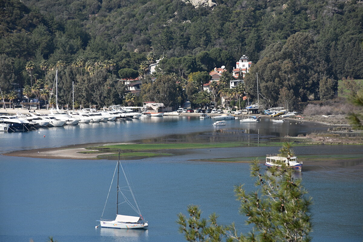 Muğla'da deniz suyu Marmaris ilçesinde yaklaşık 5, Fethiye ilçesinde ise 2 metre kadar çekildi.<br><br>Marmaris'te Adaköy Mahallesi Yalancıboğaz mevkisinde, denizin 5 metre kadar çekilmesi nedeniyle adacıklar oluştu. Uzunyalı ve İçmeler sahillerinde de suyun yaklaşık 2 metre çekildiği gözlendi.